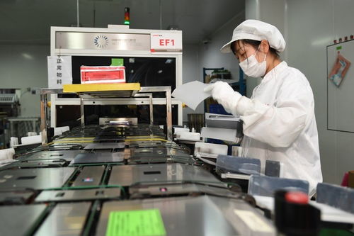 追風逐日 西部新能源基地建設策馬揚鞭，新興能源技術研發開啟綠色新篇章